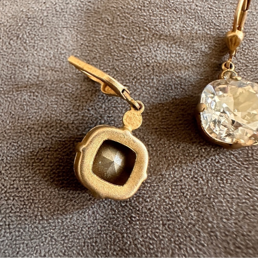 Elegant Vintage-Style Gold Leverback Earrings Cushion Cut Crystal Drops Sparkle - Picture 7 of 7